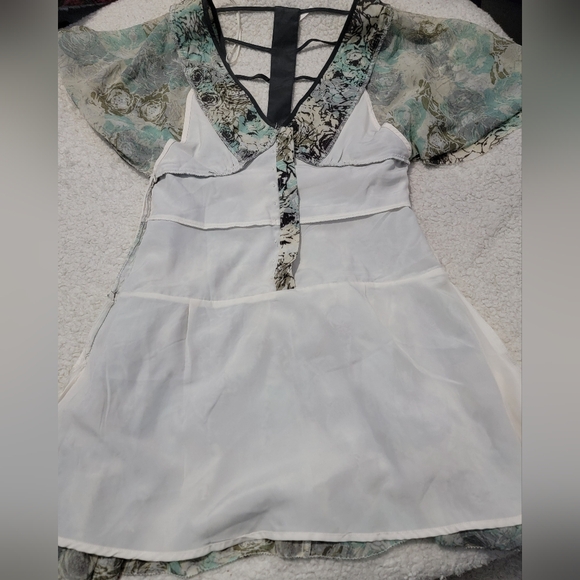 Free People NWOT Perfect Dream floral Mini Dress. Cut out back deep V neck Fit & - Picture 6 of 14